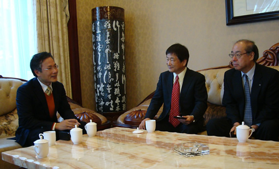 奉賢區(qū)政府副區(qū)長(zhǎng)唐海龍（左一）會(huì)見公司熊澤英和顧問（右二）、大瀧俊之董事長(zhǎng)（右一）